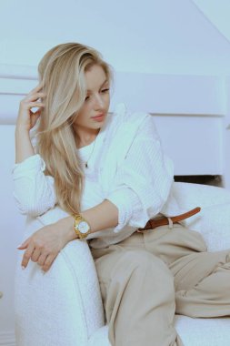 Güzel yüzlü güzel bir sarışının portresi