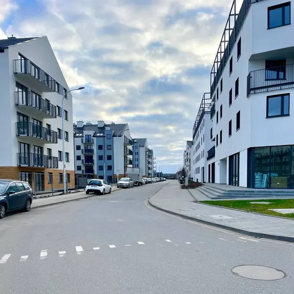 Modern evleri olan bir şehir caddesi. Yüksek kalite fotoğraf