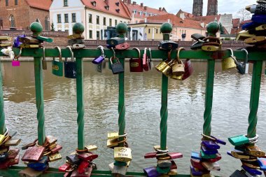 Polonya 'nın Wroclaw kentindeki Tumsky Köprüsü' nde kaleler, sonsuz aşkın sembolü olarak. Yüksek kalite fotoğraf