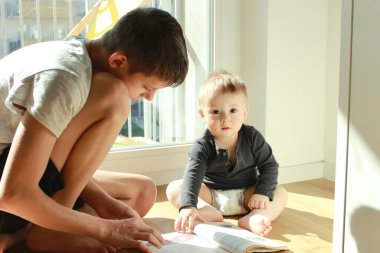 bir kitap olan küçük çocuk