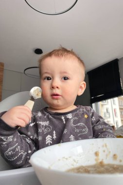 Sevimli küçük bebek mutfakta yemek yiyor..