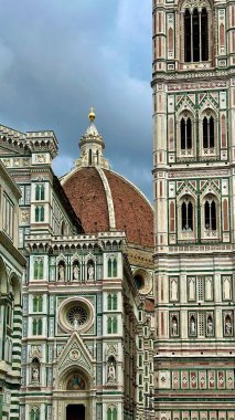 Floransa 'da Santa Maria del Fiore Katedrali, Saint Mary Katedrali' nde bir çiçekle. Yüksek kalite fotoğraf