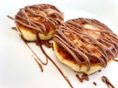 Kahvaltıda beyaz tabakta iki cheesecake. Yüksek kalite fotoğraf