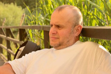 Bira içen orta yaşlı bir adamın portresi..