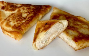 Kızarmış üçgen krep ve tavuk eti beyaz tabakta duruyor. Yüksek kalite fotoğraf