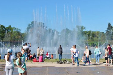 Polonya, Wroclaw, 12 Mayıs 2024, Wroclaw multimedya çeşmesi çocukların eğlendiği ve çeşmelerin altında oynadığı yer.