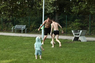 Çocuklar akşamları parkta futbol oynarlar.