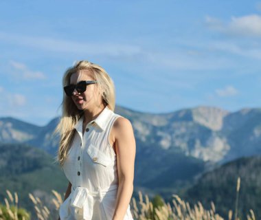 Genç ve güzel bir kadın Büyük Tatra Dağları 'nda tatilinin tadını çıkarıyor.