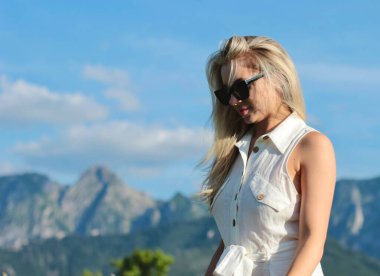 Genç ve güzel bir kadın Büyük Tatra Dağları 'nda tatilinin tadını çıkarıyor.