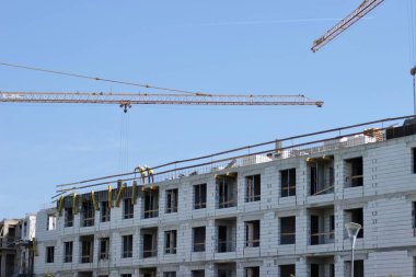 Polonya. Wroclaw, 2 Eylül 2024. İnşaatçılar, şehirdeki bir inşaat alanında büyük bir vinçle çalışıyorlar. Yüksek kalite fotoğraf