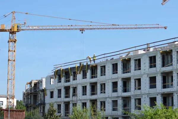 Polonya. Wroclaw, 2 Eylül 2024. İnşaatçılar, şehirdeki bir inşaat alanında büyük bir vinçle çalışıyorlar. Yüksek kalite fotoğraf