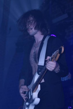 Polonya, Wroclaw, 21 Eylül 2024. Bir gece kulübünde müzisyenler Sistem of a Doun 'u kapsayan bir rock konseri veriyor. Yüksek kalite fotoğraf