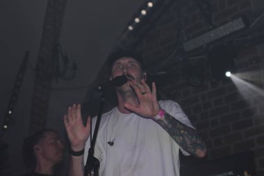 Polonya, Wroclaw, 21 Eylül 2024. Bir gece kulübünde müzisyenler Sistem of a Doun 'u kapsayan bir rock konseri veriyor. Yüksek kalite fotoğraf