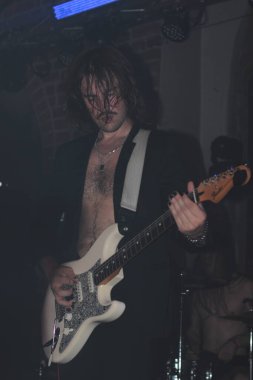 Polonya, Wroclaw, 21 Eylül 2024. Bir gece kulübünde müzisyenler Sistem of a Doun 'u kapsayan bir rock konseri veriyor. Yüksek kalite fotoğraf