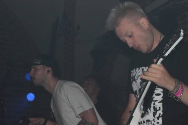 Polonya, Wroclaw, 21 Eylül 2024. Bir gece kulübünde müzisyenler Sistem of a Doun 'u kapsayan bir rock konseri veriyor. Yüksek kalite fotoğraf