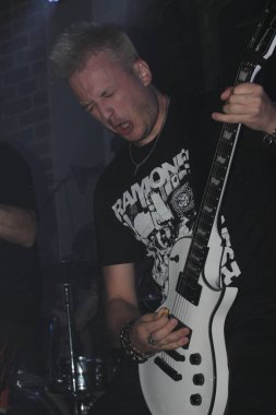 Polonya, Wroclaw, 21 Eylül 2024. Bir gece kulübünde müzisyenler Sistem of a Doun 'u kapsayan bir rock konseri veriyor. Yüksek kalite fotoğraf