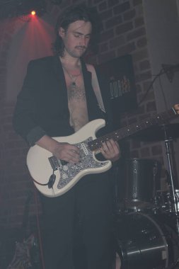 Polonya, Wroclaw, 21 Eylül 2024. Bir gece kulübünde müzisyenler Sistem of a Doun 'u kapsayan bir rock konseri veriyor. Yüksek kalite fotoğraf
