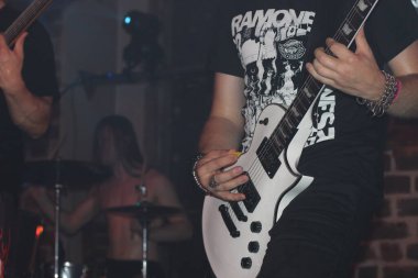 Polonya, Wroclaw, 21 Eylül 2024. Bir gece kulübünde müzisyenler Sistem of a Doun 'u kapsayan bir rock konseri veriyor. Yüksek kalite fotoğraf