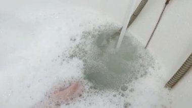 Banyoda küveti yıkıyorum.