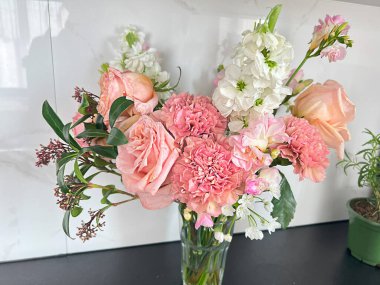 Mutfakta bir buket narin çiçek var.