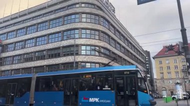Polonya, Wroclaw, 1 Nisan 2025, Renoma alışveriş merkezinin arka planında tramvay ve arabalar