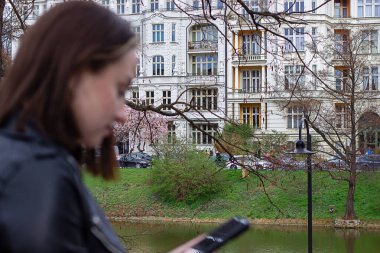 Wroclaw 'daki Podval' ın görkemli mimarisinin arka planında telefonu olan bir kız.