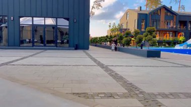 Anne ve küçük çocuk güzel bir bahçede yürüyorlar.