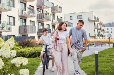 Bir grup genç arkadaş ellerinde gitarla sokakta mutlu bir şekilde yürüyorlar. Neşeli ve kaygısız bir arkadaşlık, müzik ve gençlik hayatı. Yüksek kalite fotoğraf