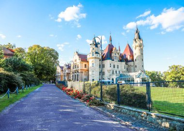 Sonbaharda Polonya 'daki Moszna Şatosu, tarihi mimari ve park.