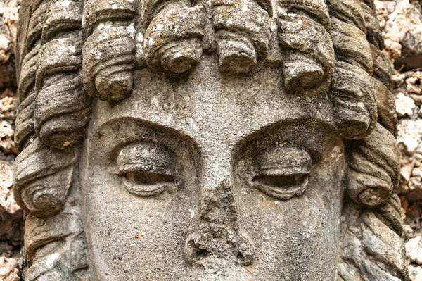 Parte Rosto Uma Antiga Estátua Pedra Com Olhos Cachos Incrivelmente — Fotografia de Stock