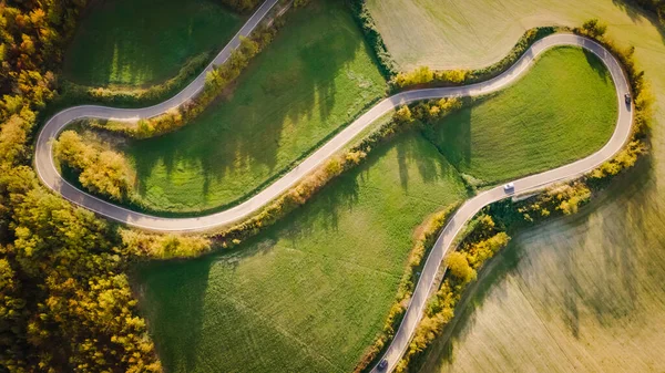 Luchtfoto Van Een Autoweg Die Door Heuvels Slingert Tussen Herfstbomen — Stockfoto