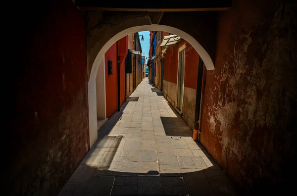 Vista Arco Escuro Com Paredes Peeling Para Uma Rua Italiana — Fotografia de Stock