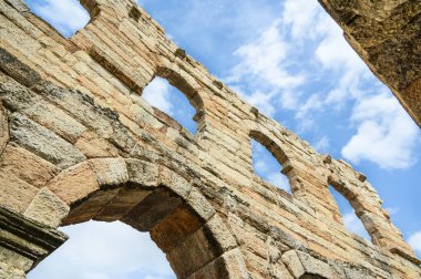 Verona 'daki Arena' nın eski taş duvarının kemerli görüntüsü. Yatay fotoğraf