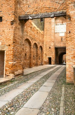 Eski tuğla ortaçağ kalesine giriş. Bakış açısına göre merkez girişin bir parçası. Dikey Resim