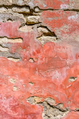 Duvarın bir parçası, sayısız yıkım, düşen alçı ve kırmızı boya. Vejetaryen fotoğrafı