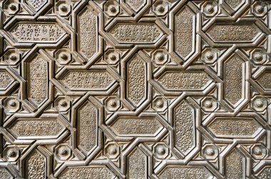 Düzenli metal geometrik elementlerin örüntüleri ve oryantal betiği olan arkaplanı