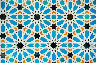 Geometrik renkli desenleri ve süslemeleri olan antika seramik fayanslar. Odaklanma merkezde. Makro