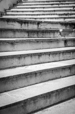 Eski, harap olmuş adımlar. Siyah ve beyaz dikey fotoğraf
