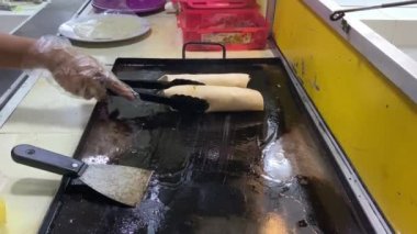 Pekalongan, Endonezya, 25 Temmuz 2023: Türk kebabı yapma süreci. Endonezya 'daki kebap sokak satıcıları.