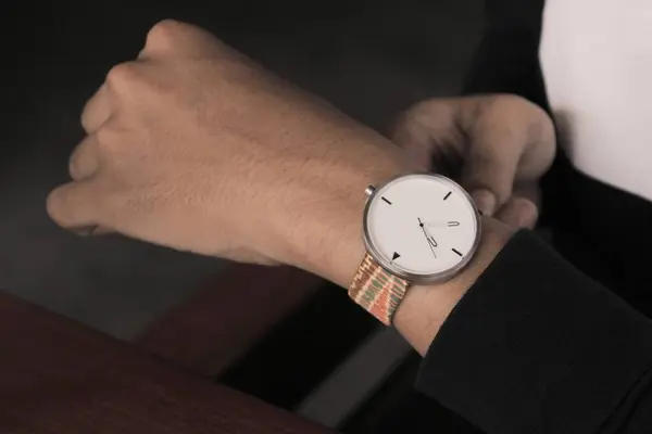 Człowiek Zegarek Sobie Zegarek Jest Biały Wzorzystym Paskiem — Zdjęcie stockowe