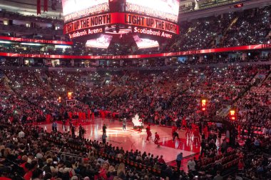 Toronto, Ontario, Kanada - 10 Ekim 2022: Toronto Raptors - Philadelphia NBA normal sezon maçı Scotiabank Arena 'dan önceki Scotiabank Arena genel görünümü