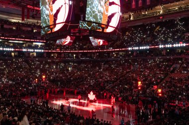 Toronto, Ontario, Kanada - 10 Ekim 2022: Toronto Raptors - Philadelphia NBA normal sezon maçı Scotiabank Arena 'dan önceki Scotiabank Arena genel görünümü