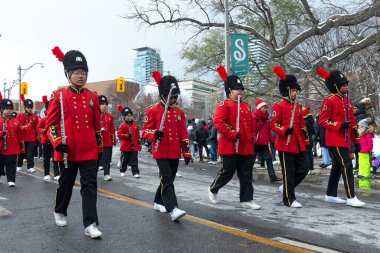 Toronto, ON, Kanada 20 Kasım 2022: İnsanlar Toronto, Kanada 'daki 118. Toronto Noel Baba Geçidi' ne katılıyor