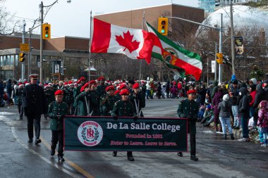 Toronto, ON, Kanada 20 Kasım 2022: İnsanlar Toronto, Kanada 'daki 118. Toronto Noel Baba Geçidi' ne katılıyor