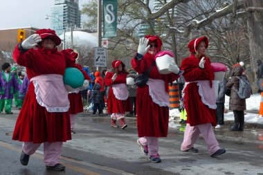 Toronto, ON, Kanada 20 Kasım 2022: İnsanlar Toronto, Kanada 'daki 118. Toronto Noel Baba Geçidi' ne katılıyor