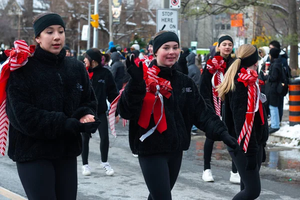 Toronto, ON, Kanada 20 Kasım 2022: İnsanlar Toronto, Kanada 'daki 118. Toronto Noel Baba Geçidi' ne katılıyor