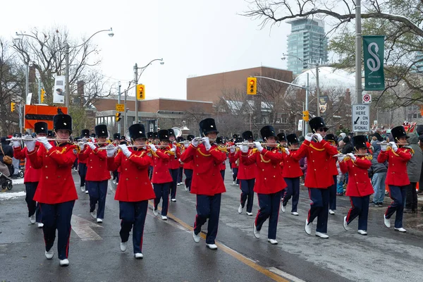 Toronto, ON, Kanada 20 Kasım 2022: İnsanlar Toronto, Kanada 'daki 118. Toronto Noel Baba Geçidi' ne katılıyor