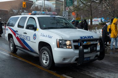Toronto, ON, Kanada - 20 Kasım 2022: Noel Baba Geçidi sırasında Toronto sokaklarında polis arabası