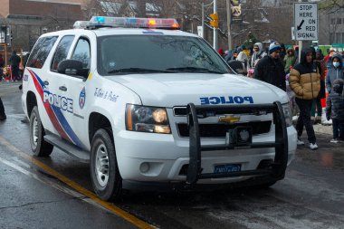 Toronto, ON, Kanada - 20 Kasım 2022: Noel Baba Geçidi sırasında Toronto sokaklarında polis arabası