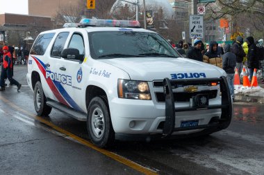 Toronto, ON, Kanada - 20 Kasım 2022: Noel Baba Geçidi sırasında Toronto sokaklarında polis arabası